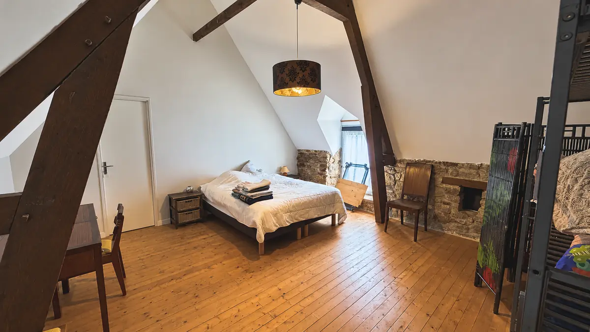 Chambre mansardée avec parquet