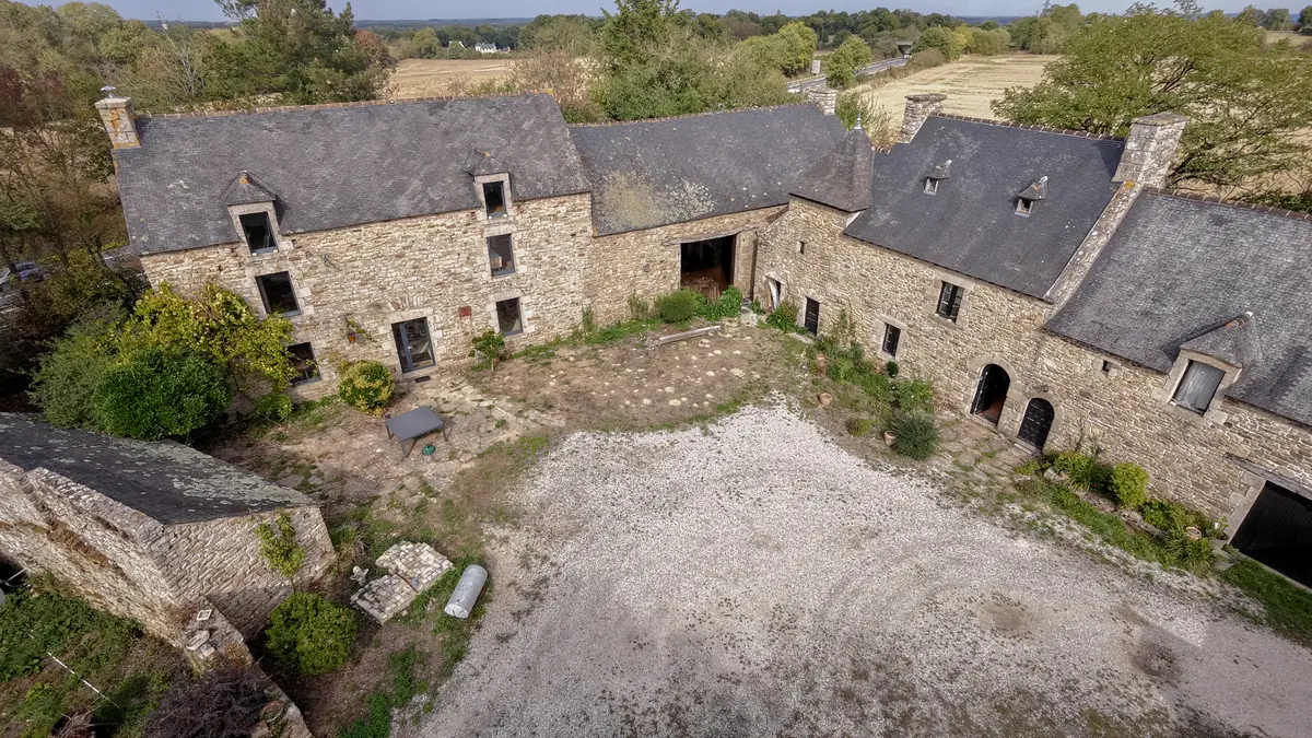 Vue de drone sur la cour d'un corps de ferme en pierre