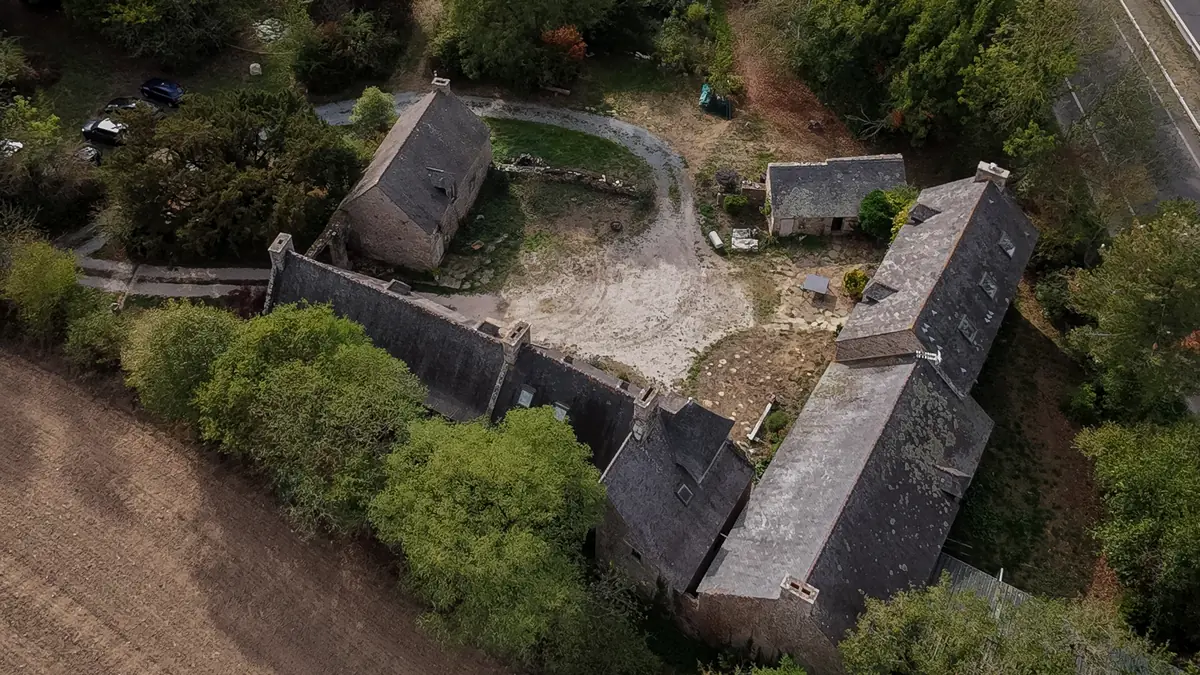 Vue de drone d'un ensemble de bâtiments en pierre dans la verdure