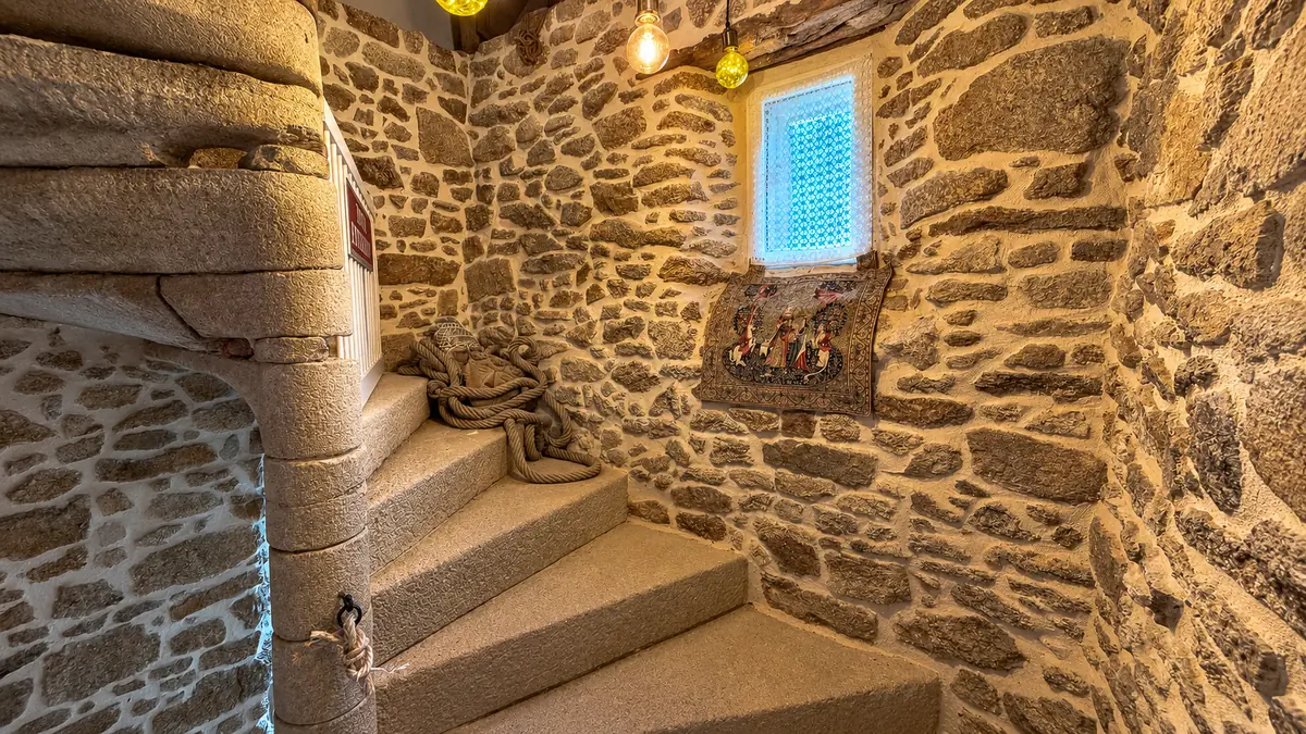 Escalier en colimaçon dans une tour en pierre