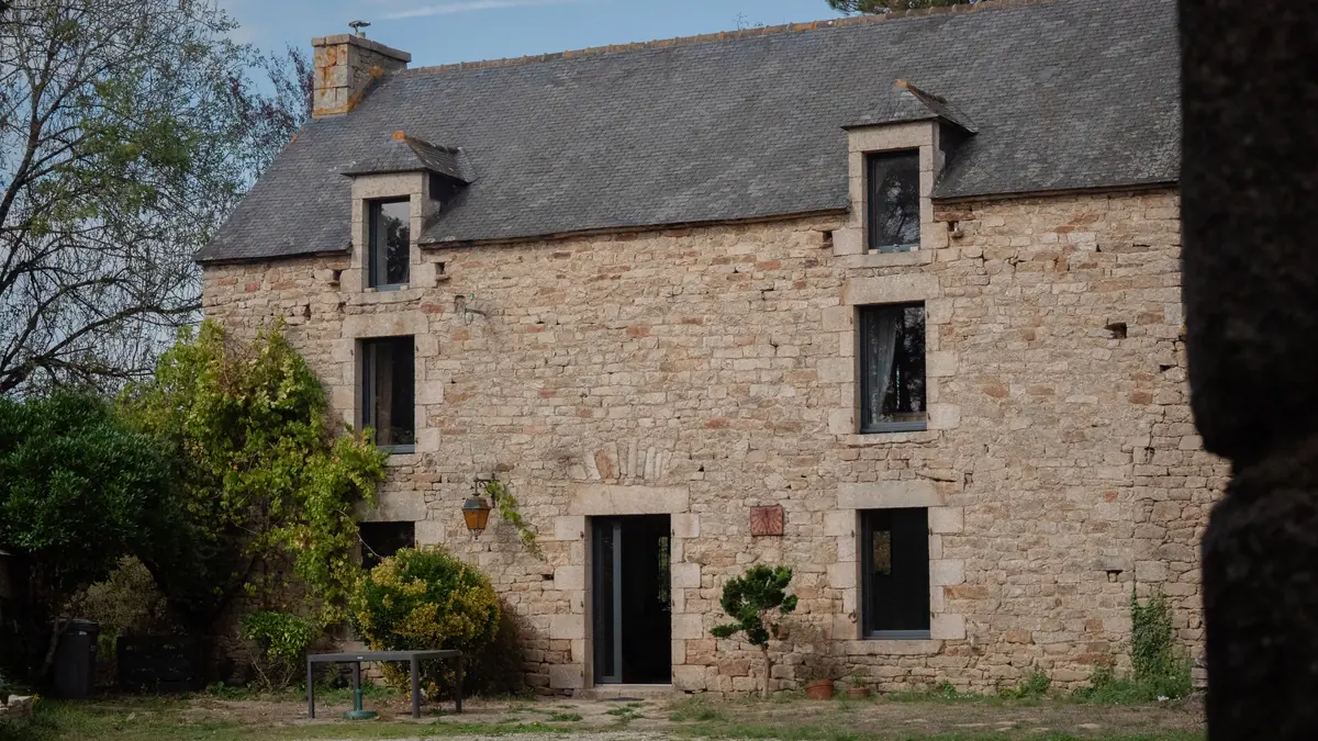 Façade d'une maison en pierre avec jardin