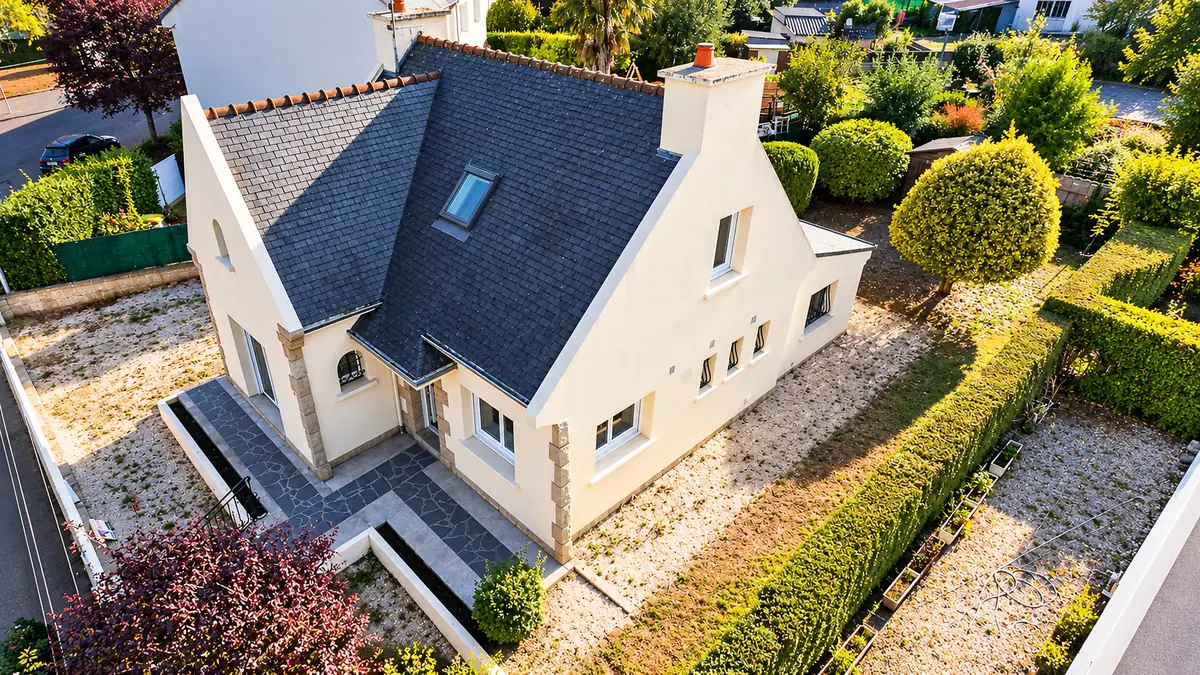 Vue de drone d'une maison néo-bretonne et de son terrain