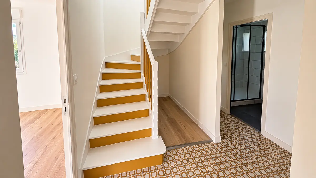 Entrée avec escalier et carrelage ciment