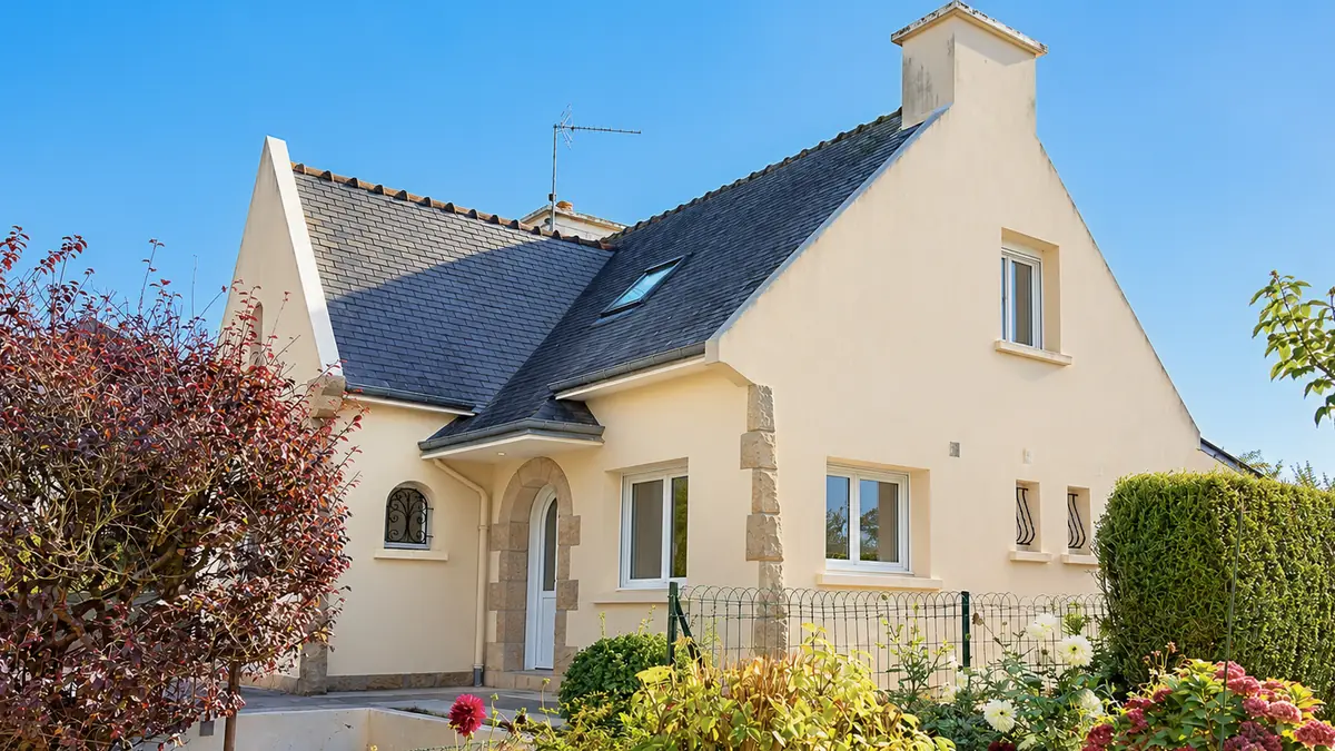Façade d'une maison néo-bretonne et son jardin fleuri