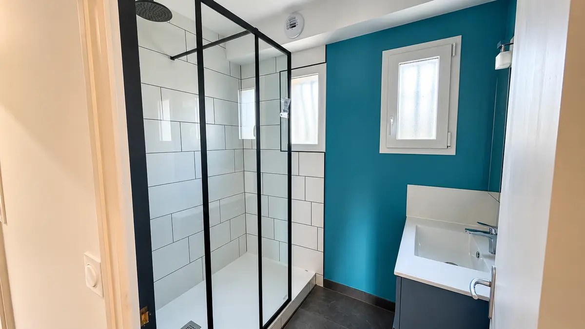 Salle d'eau avec douche à l'italienne