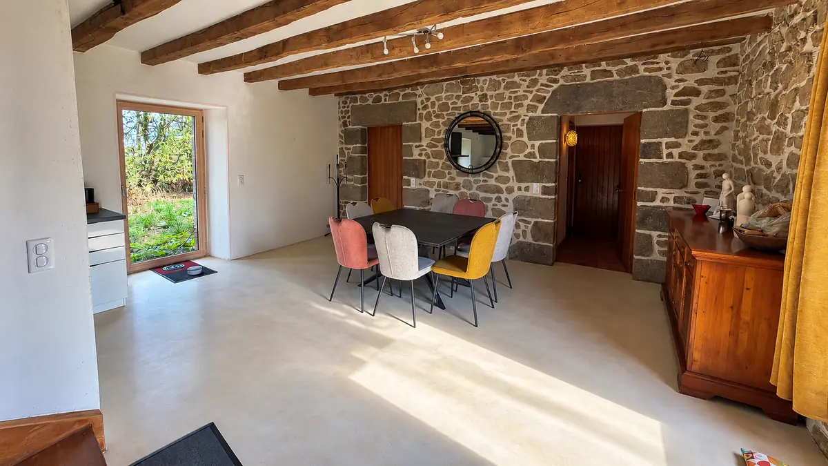 Salle à manger lumineuse, mur en pierre